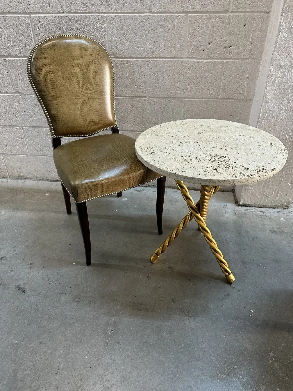 Due tavolini antichi con un design semplice ed elegante