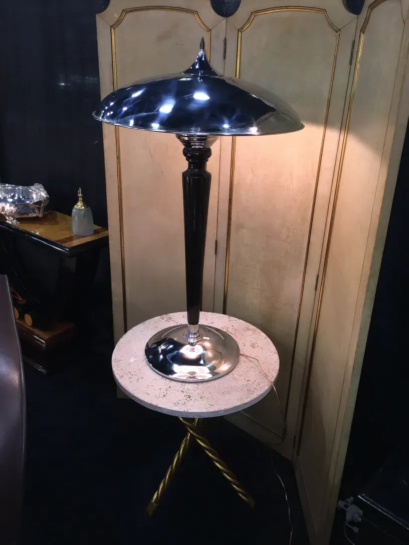 Dos mesitas antiguas en un ambiente decorativo elegante