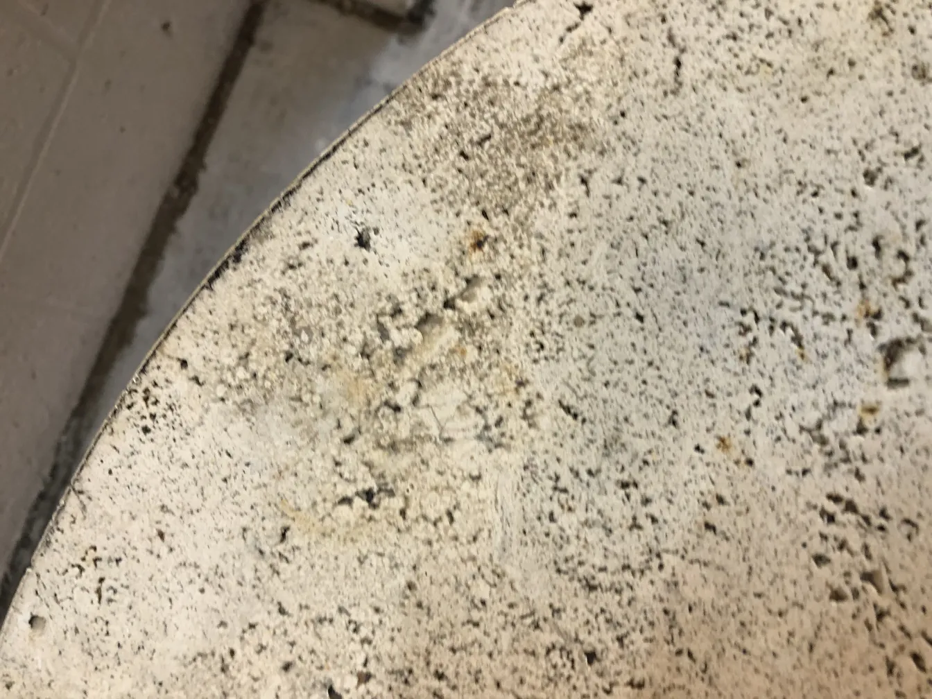 Deux petites tables anciennes avec surface décorative