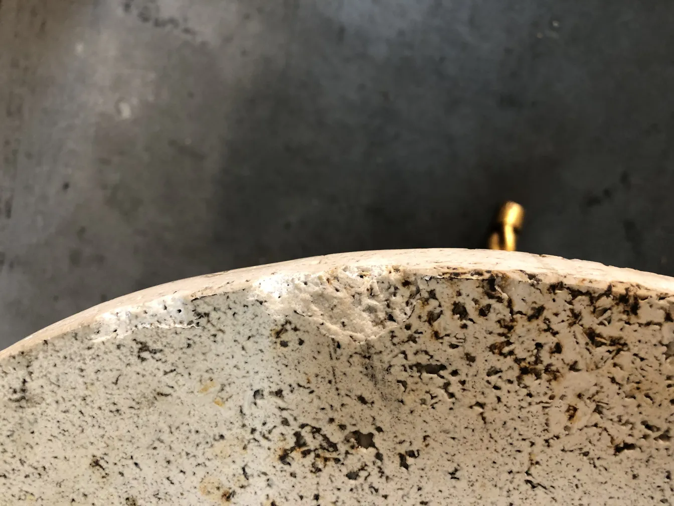 Zwei antike kleine Tische mit dekorativem Finish und einzigartigem Design