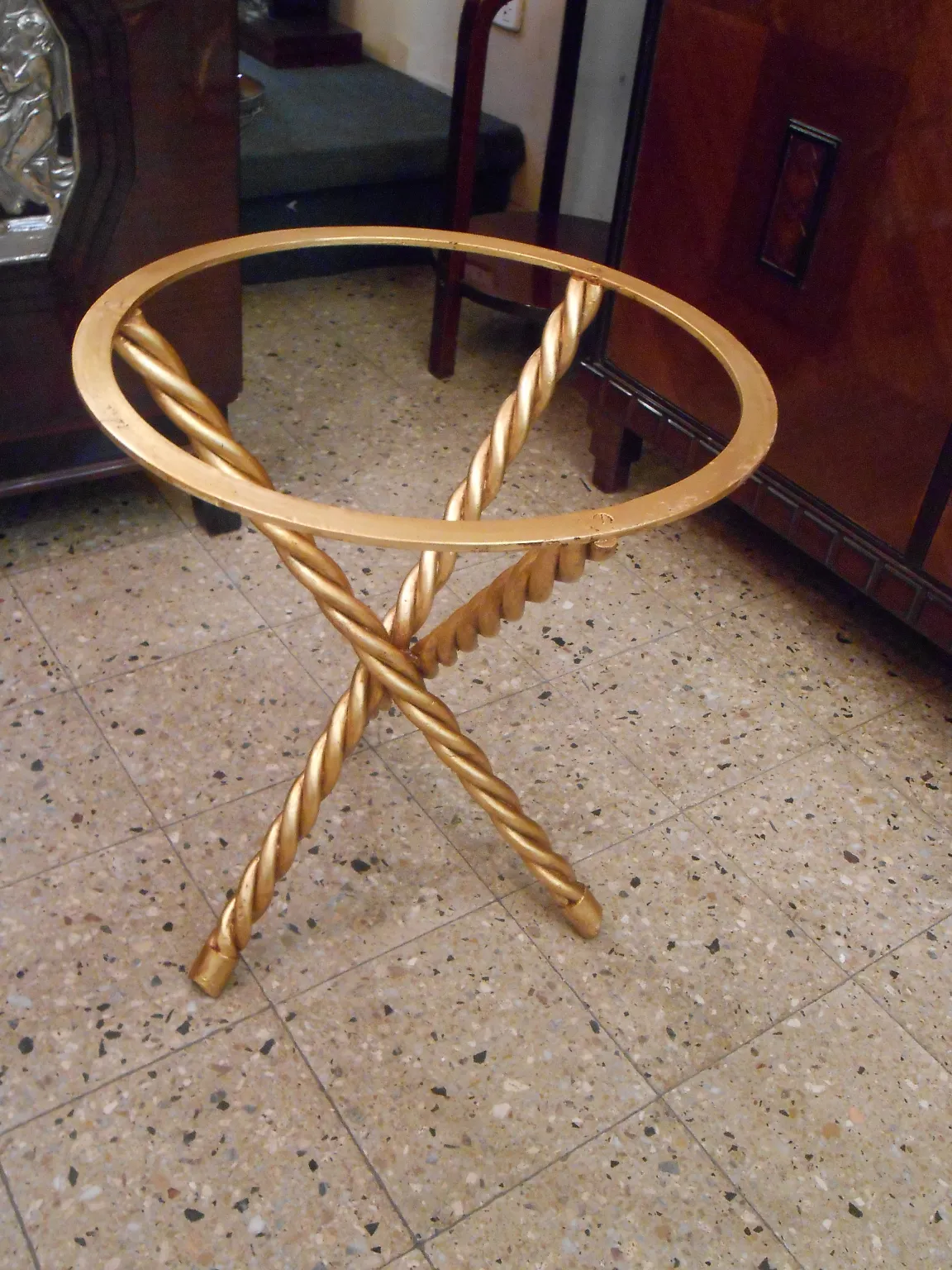 deux petites tables antiques avec base dorée dans un cadre classique