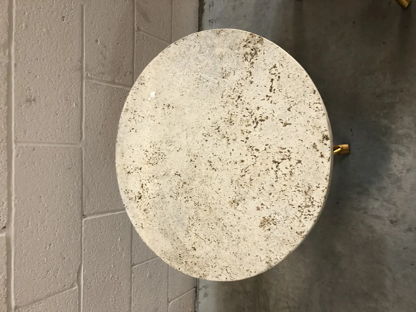 منظر 2 طاولات صغيرة عتيقة ذات شكل بيضاوي مع أرجل ذهبية في بيئة خفيفة.