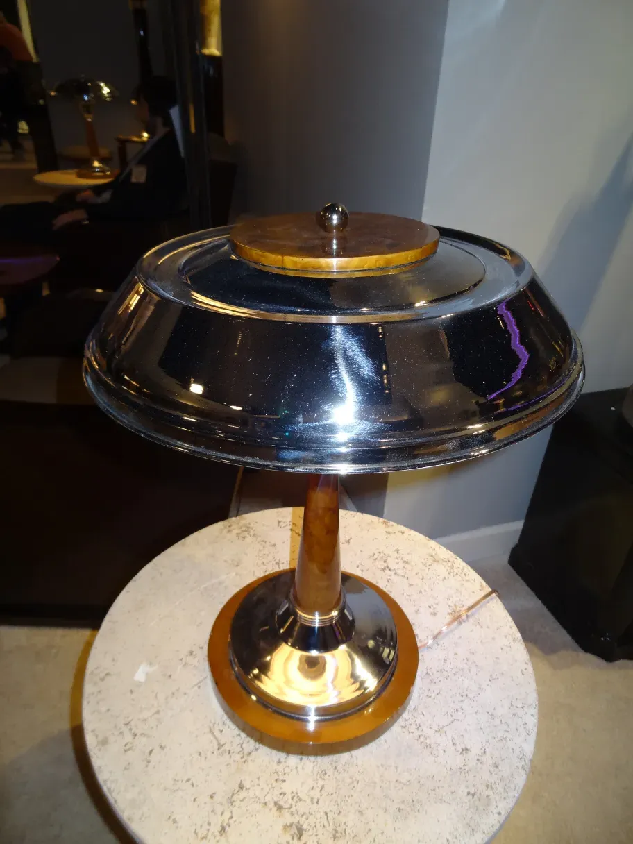 Due tavolini antichi con finitura lucida e design elegante, in un ambiente accogliente.