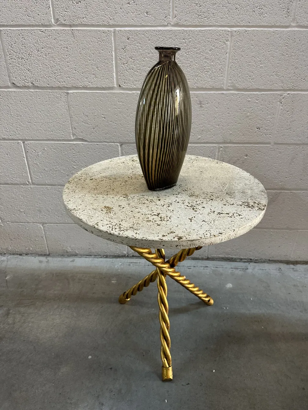 Dos mesitas antiguas con diseño decorativo en un ambiente moderno