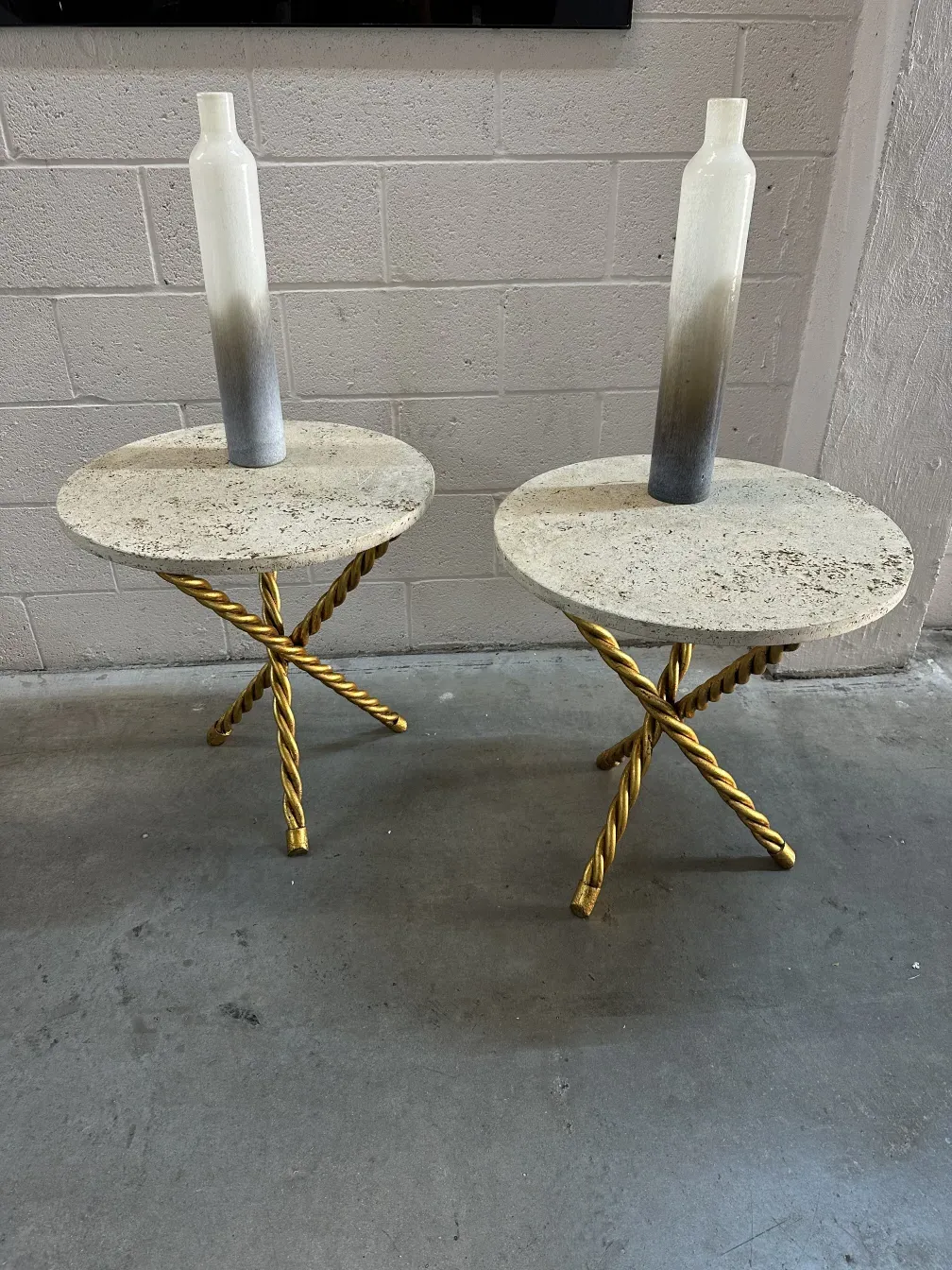 Deux petites tables anciennes avec plateau rond et pieds dorés