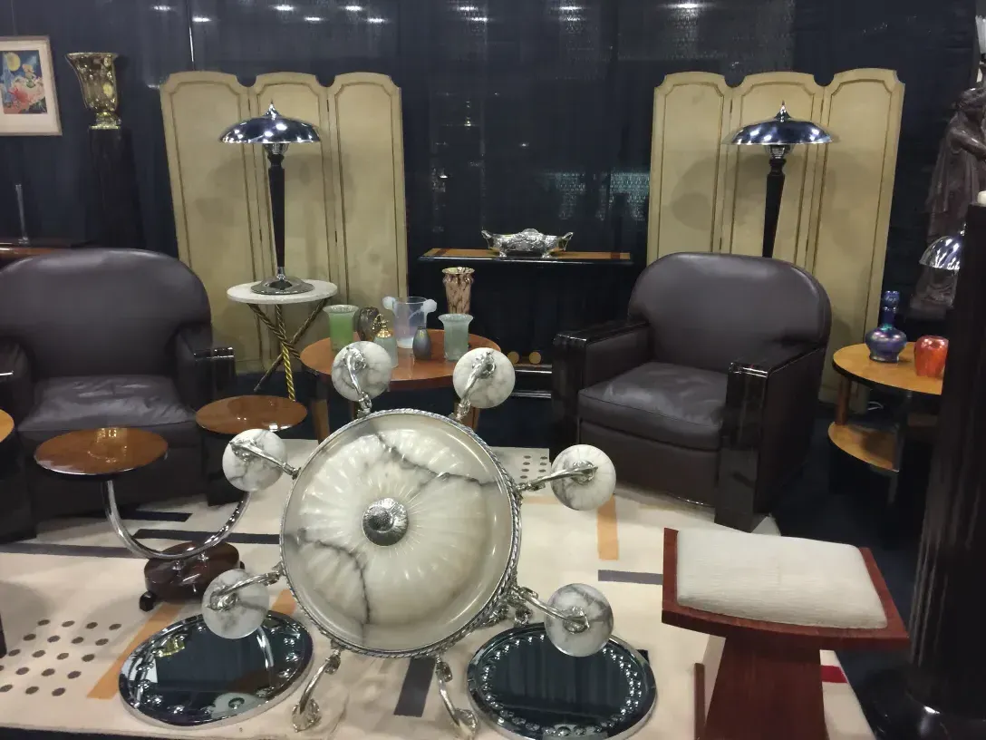 deux petites tables anciennes dans un environnement décoré, chaises et lampe