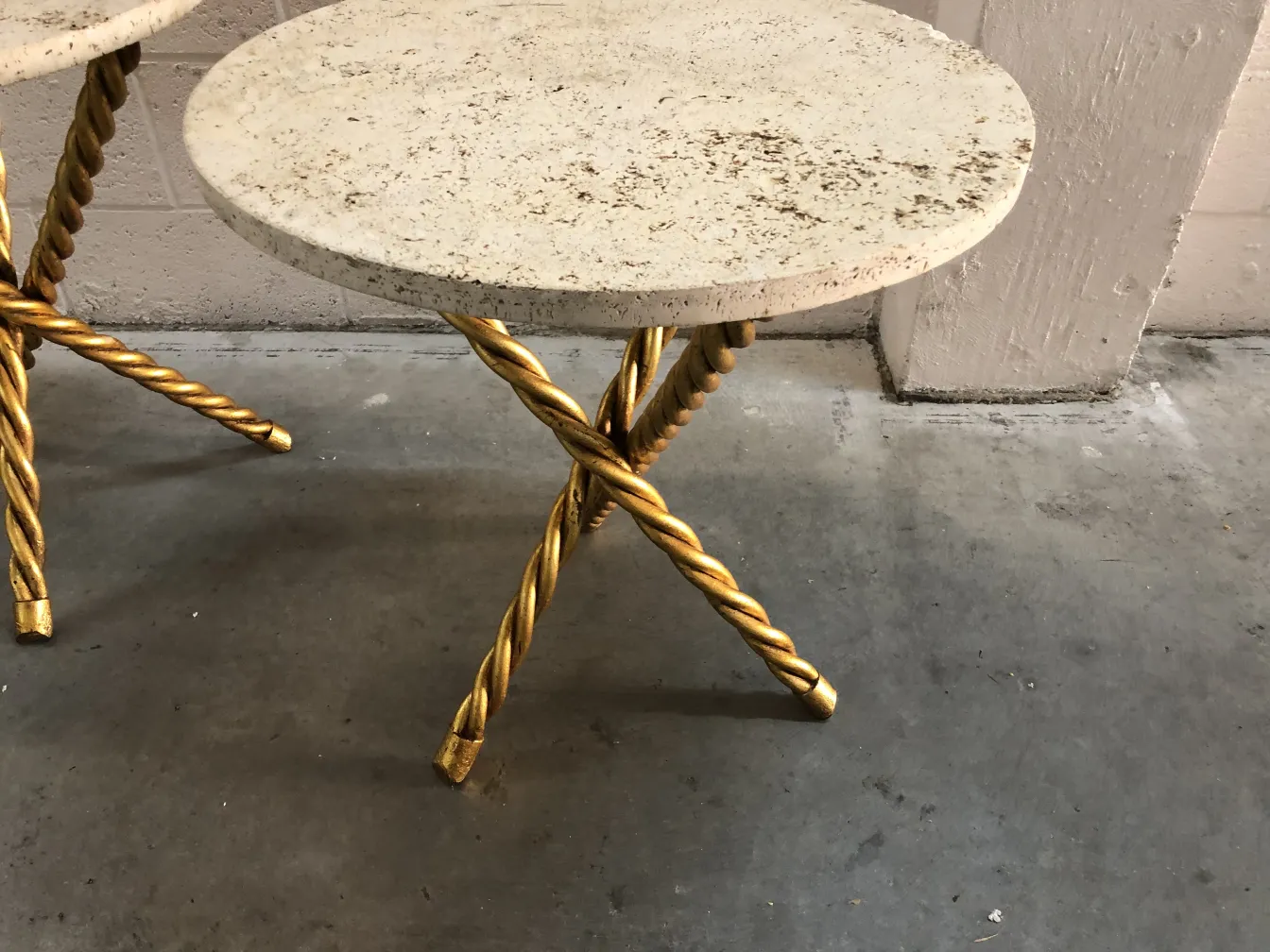 Deux petites tables anciennes avec une base dorée, décoratives.