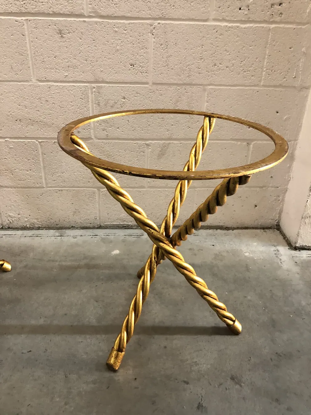 Duas mesinhas antigas decorativas com base dourada