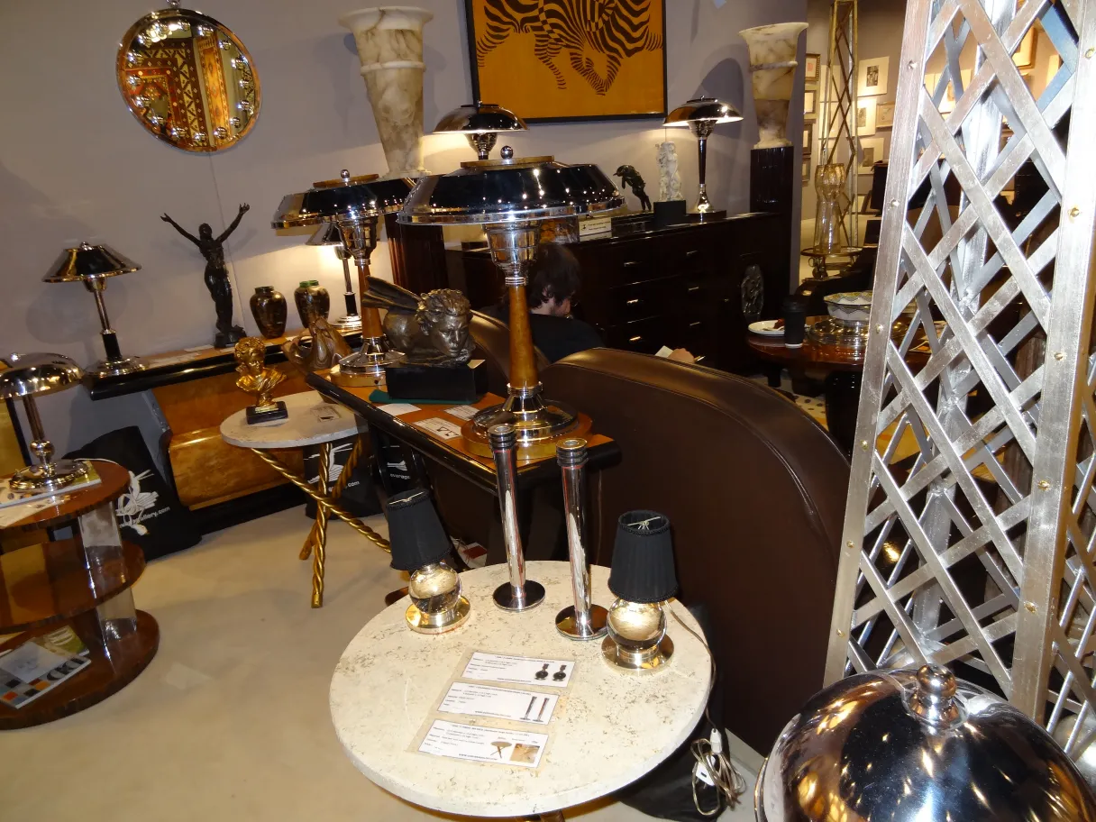 Conjunto de 2 mesitas antiguas con forma elegante en el ambiente.