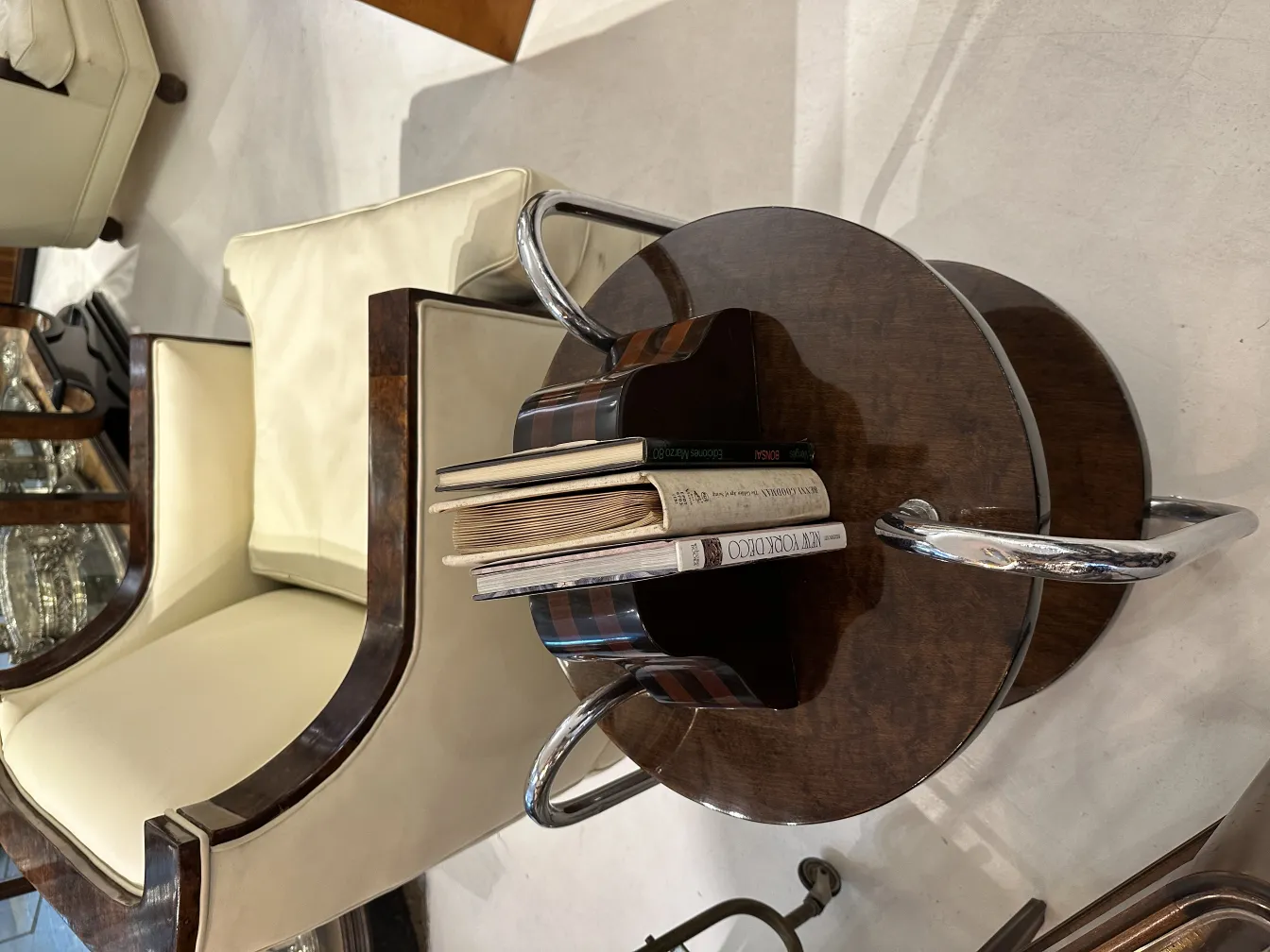 Aprieta libros de estilo Art Nouveau junto a libros varios.