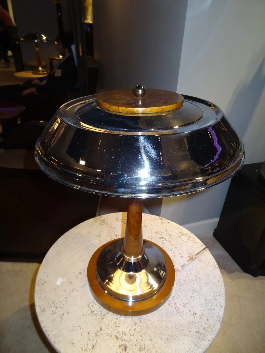 2 petites tables anciennes avec un design élégant dans un cadre accueillant