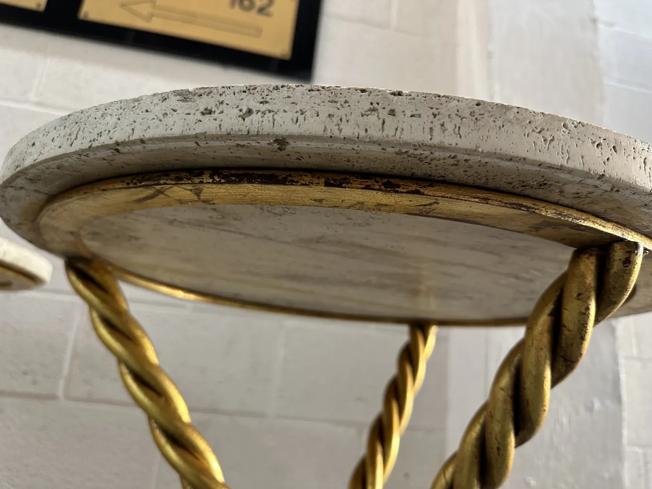 близкий план 2 антикварных малых столов с золотыми деталями