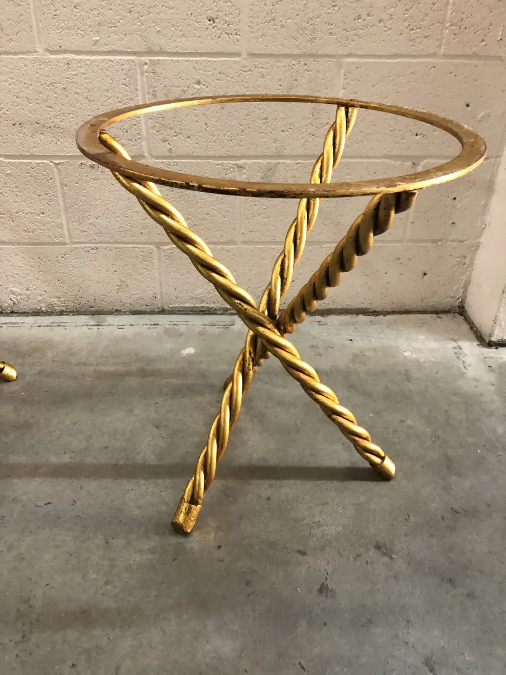 2 mesinhas antigas decorativas, com design elegante e dourado.