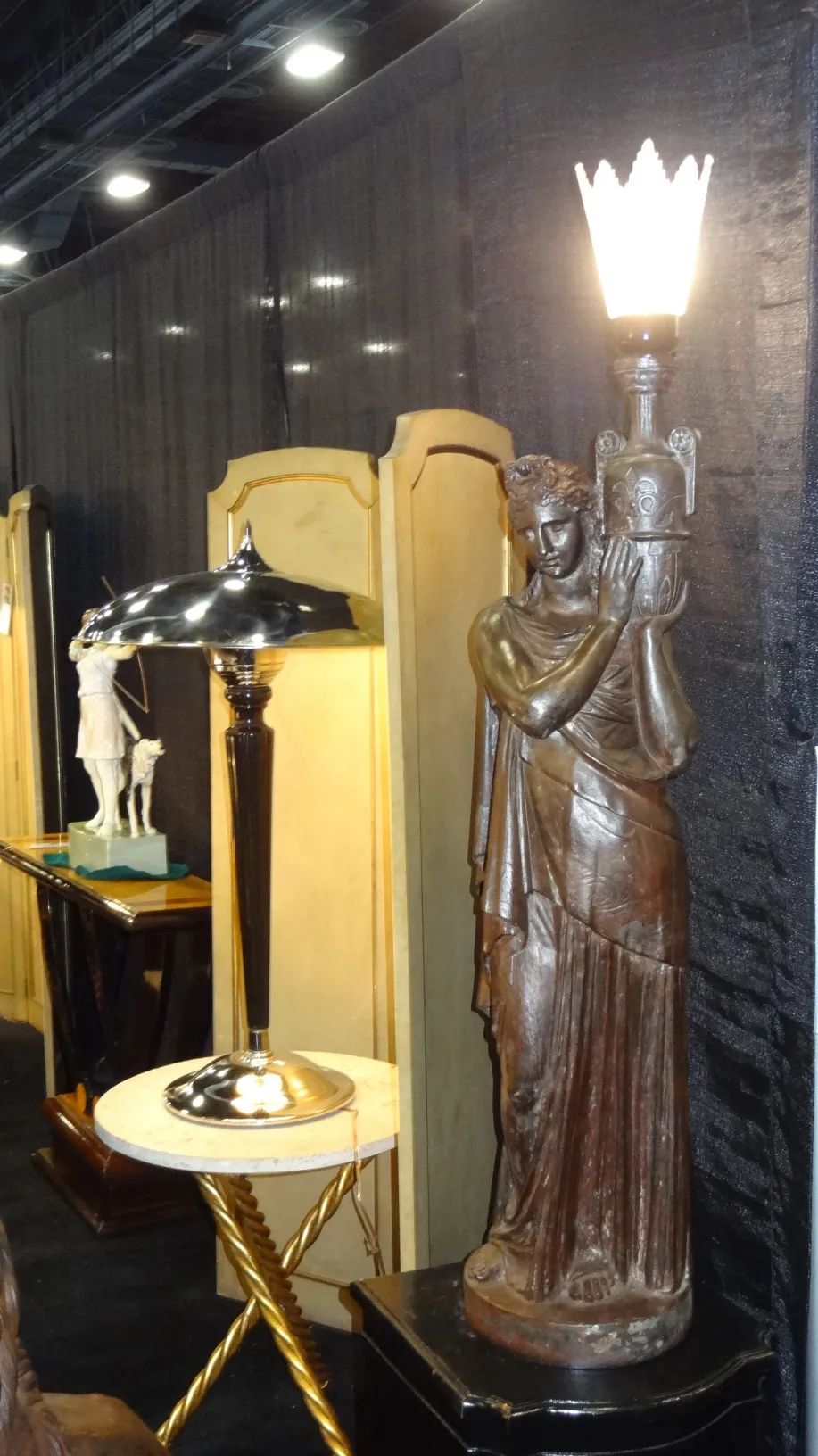 due tavolini antichi con dettagli decorativi in un ambiente elegante