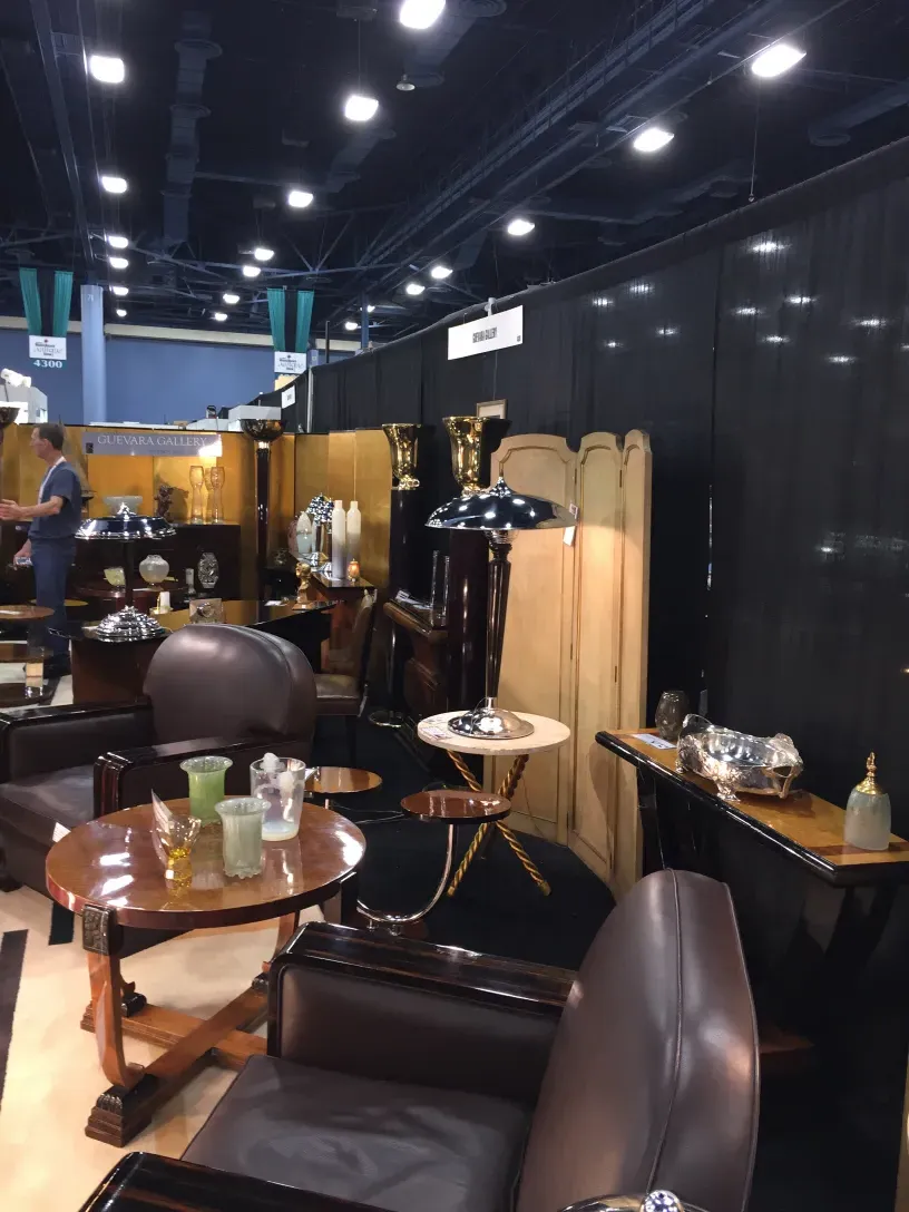 Conjunto de 2 mesinhas antigas com decoração elegante e pernas estilizadas, cercadas por um ambiente distinto.