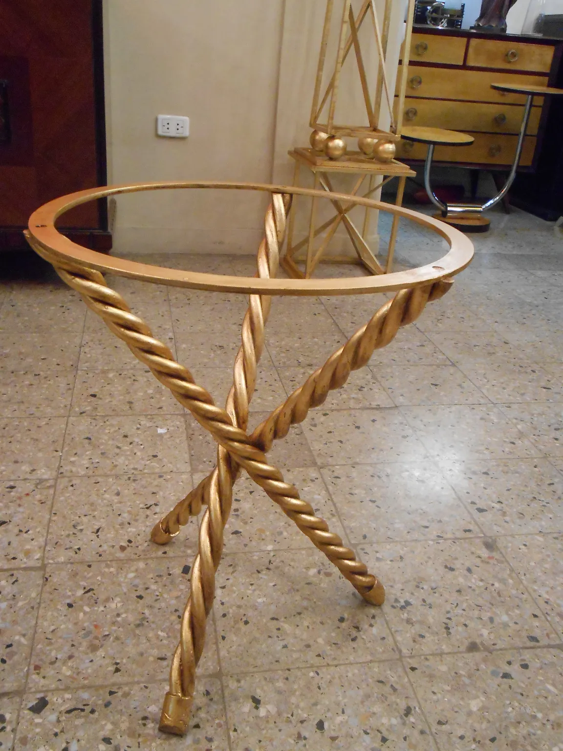 2 petites tables anciennes avec des pieds torsadés dorés dans un cadre élégant