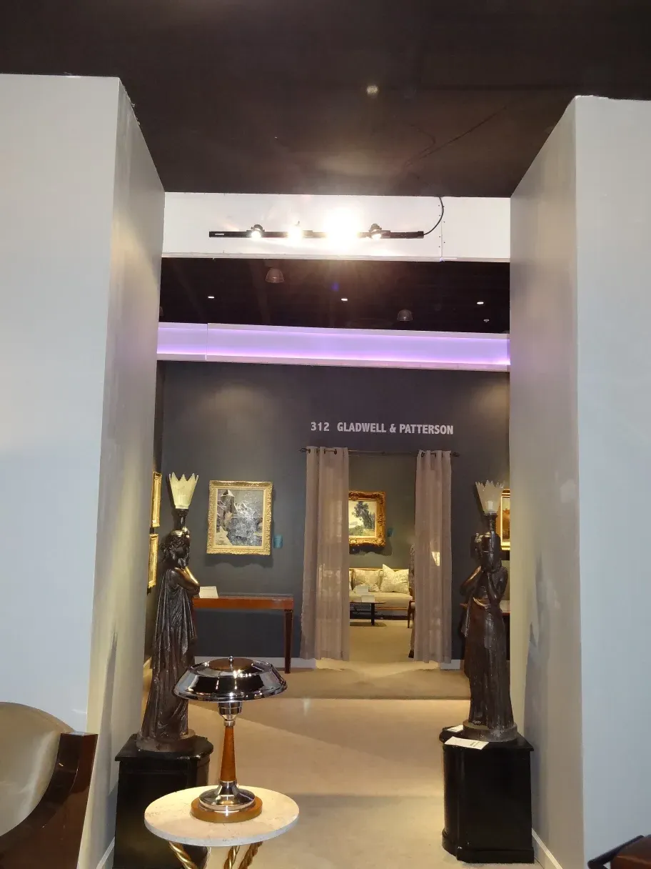 dos mesas pequeñas antiguas en un ambiente elegante