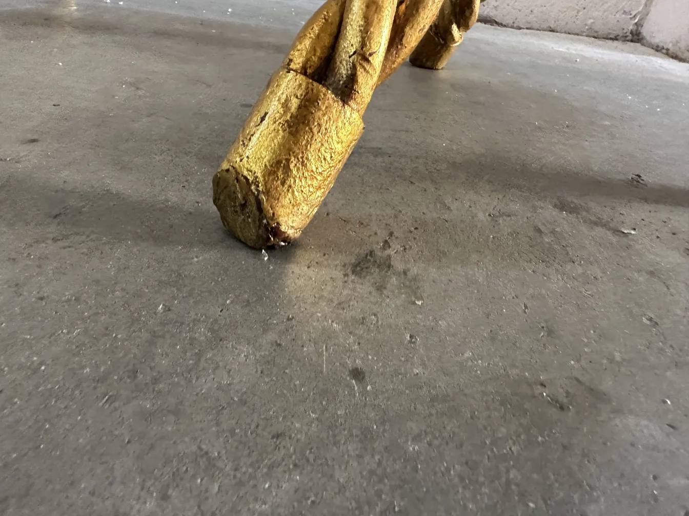 Dos mesitas antigüas con diseño especial en un ambiente arrebozado.