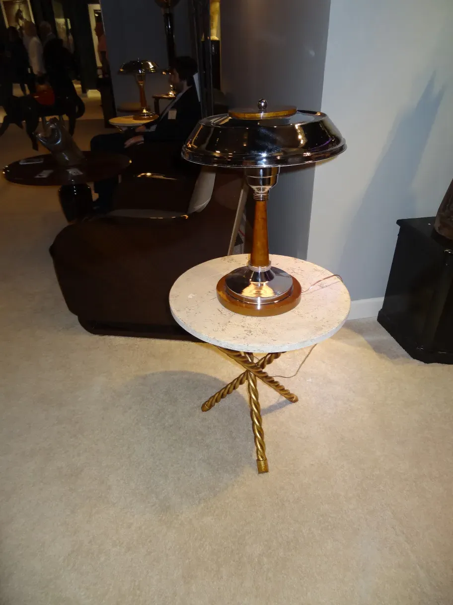 Antike dekorative kleinere Tische mit elegantem Design in modernem Umfeld.