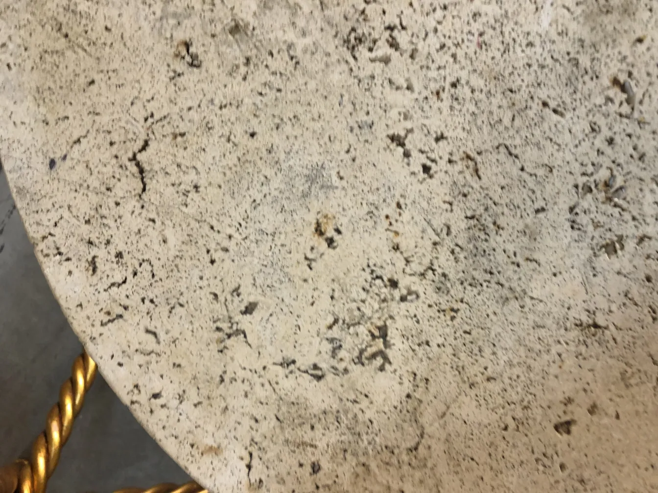 Vue du dessus de 2 petites tables anciennes décoratives avec détails