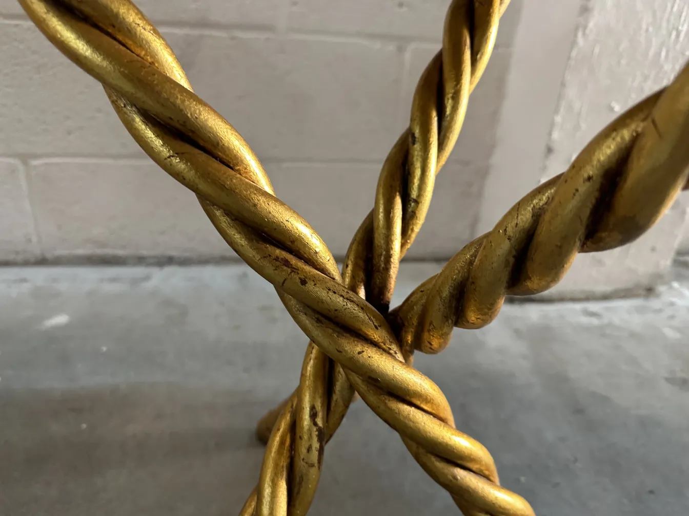 Detail von 2 kleinen Tischen, goldene Beine, antiker Stil.