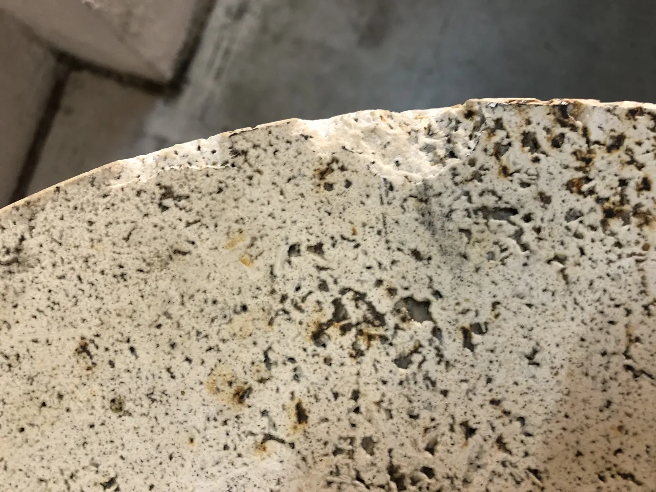 vue rapprochée de deux petites tables anciennes avec détails visibles