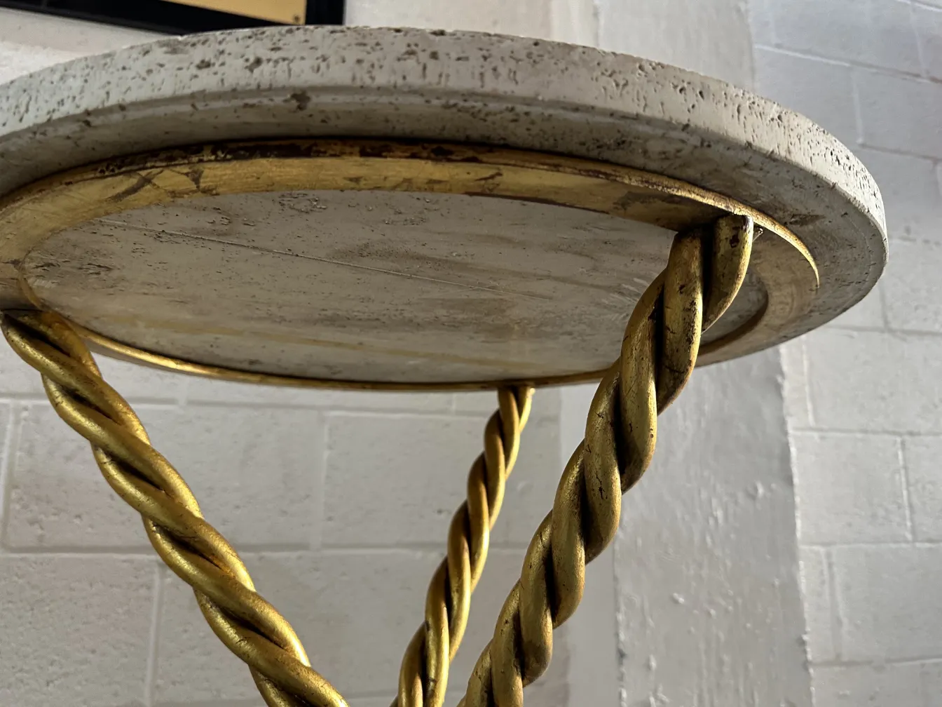 zwei antike kleine tische mit goldenem Sockel, neutraler Hintergrund