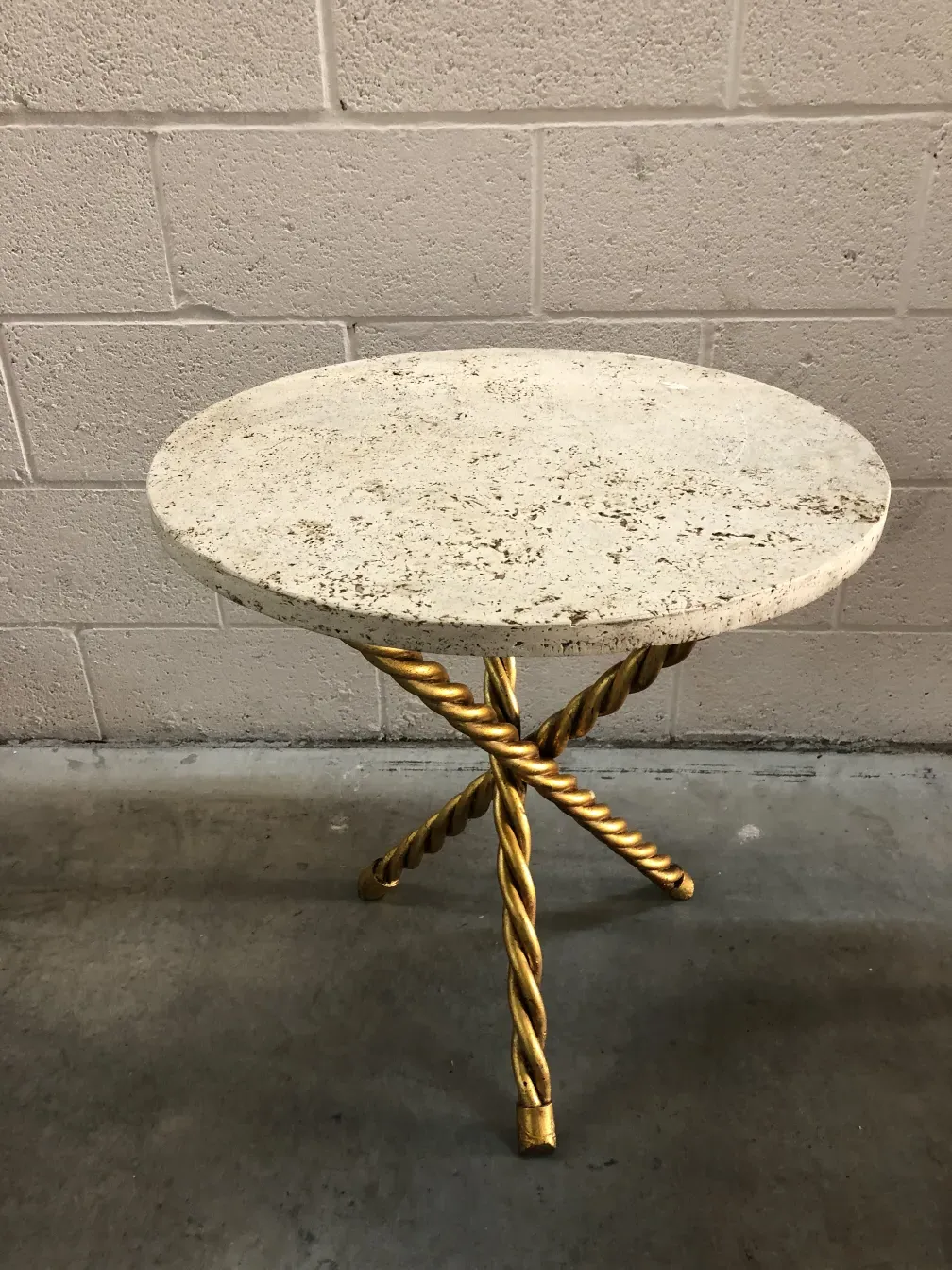 2 petites tables anciennes avec plateau ovale et pieds dorés dans un cadre simple