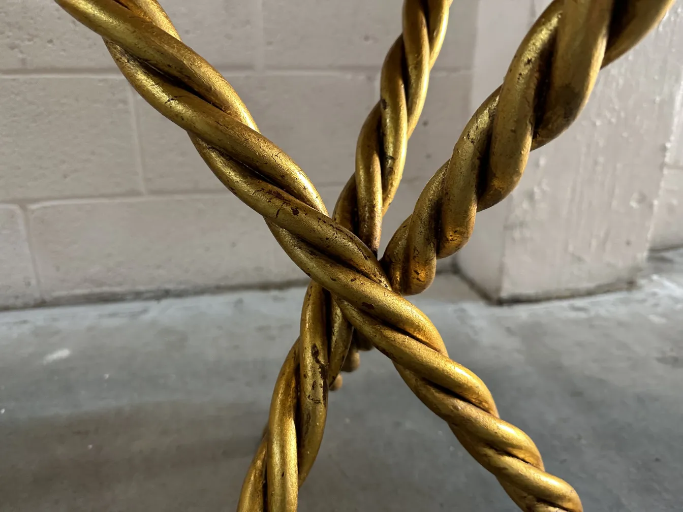 goldene Tischbasis mit gedrehtem Design