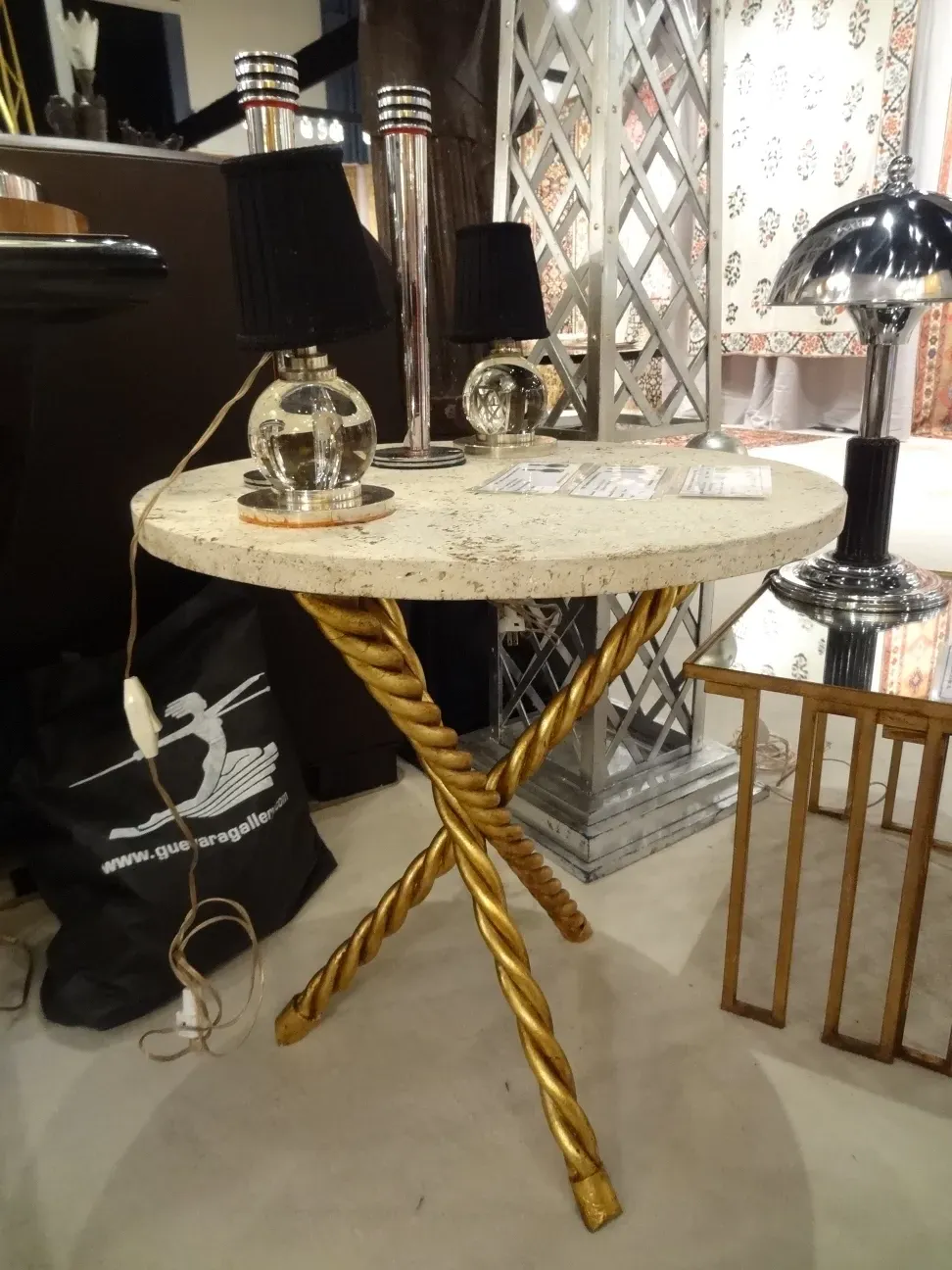 2 mesinhas antigas com base dourada torcida, perfeitas para decoração.