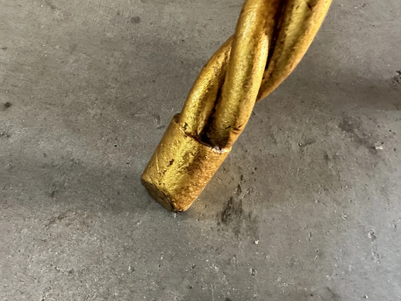 两张古董边桌，具有装饰性设计，置于中性环境中