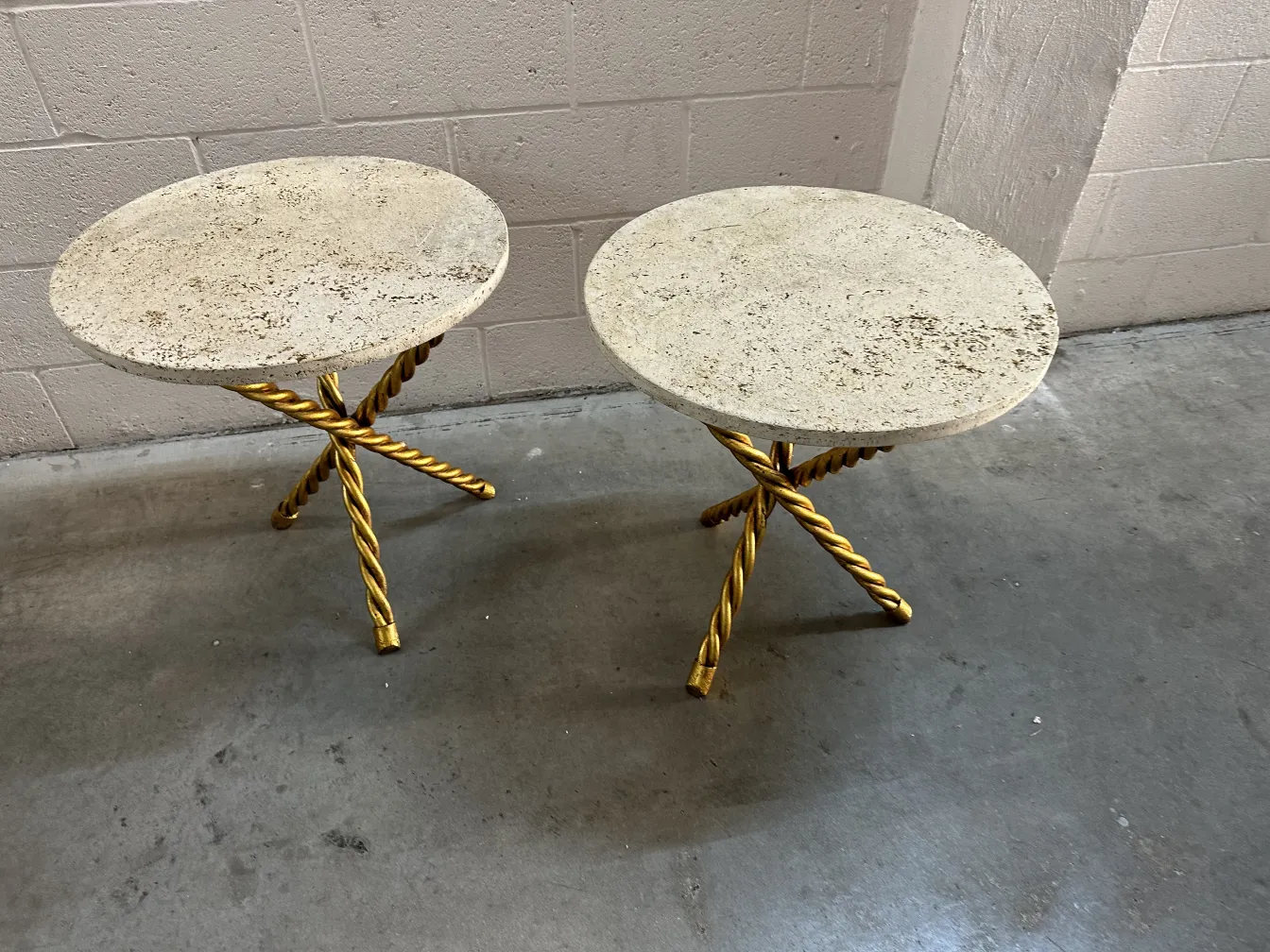 2 छोटी मेज़ प्राचीन, सुनहरी पैरों और हल्की सतह के साथ