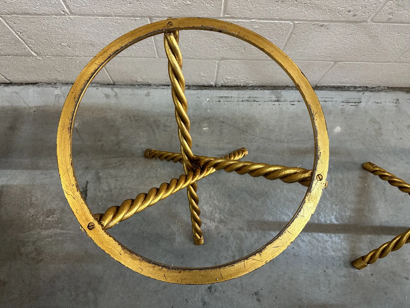 Vista superior de 2 mesinhas antigas com base dourada decorativa