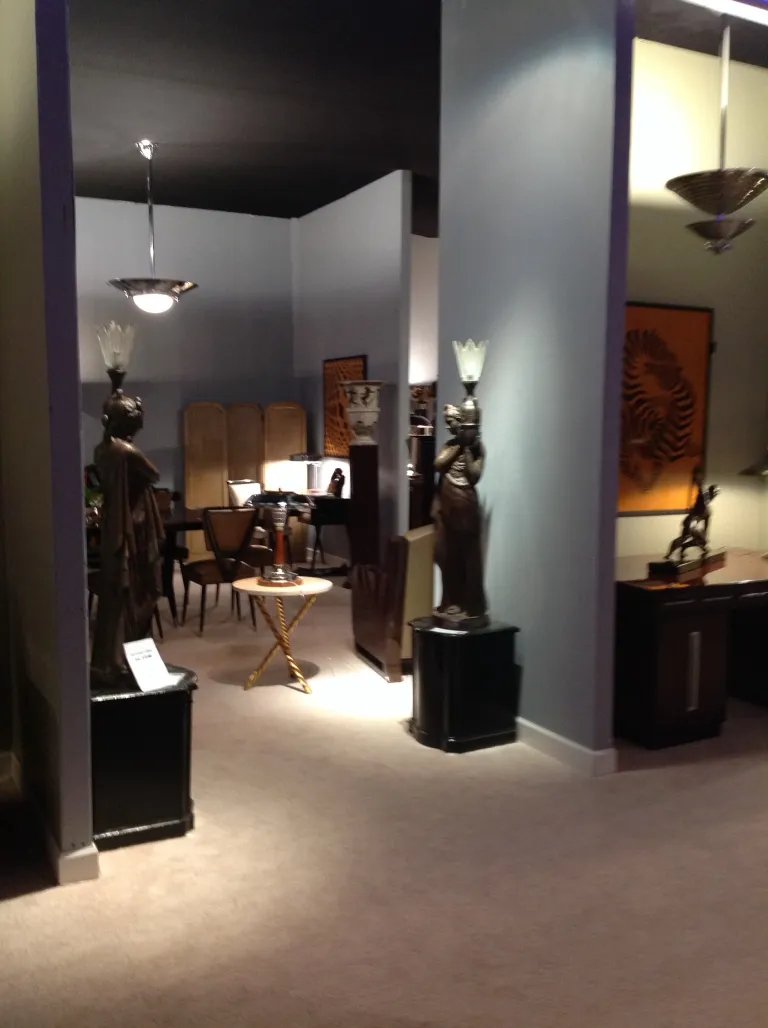 Cadre élégant avec deux petites tables anciennes et des statues