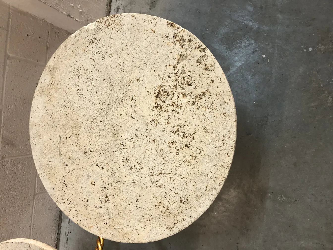 Obenansicht von 2 antiken kleinen Tischen mit klarem Oberflächen.