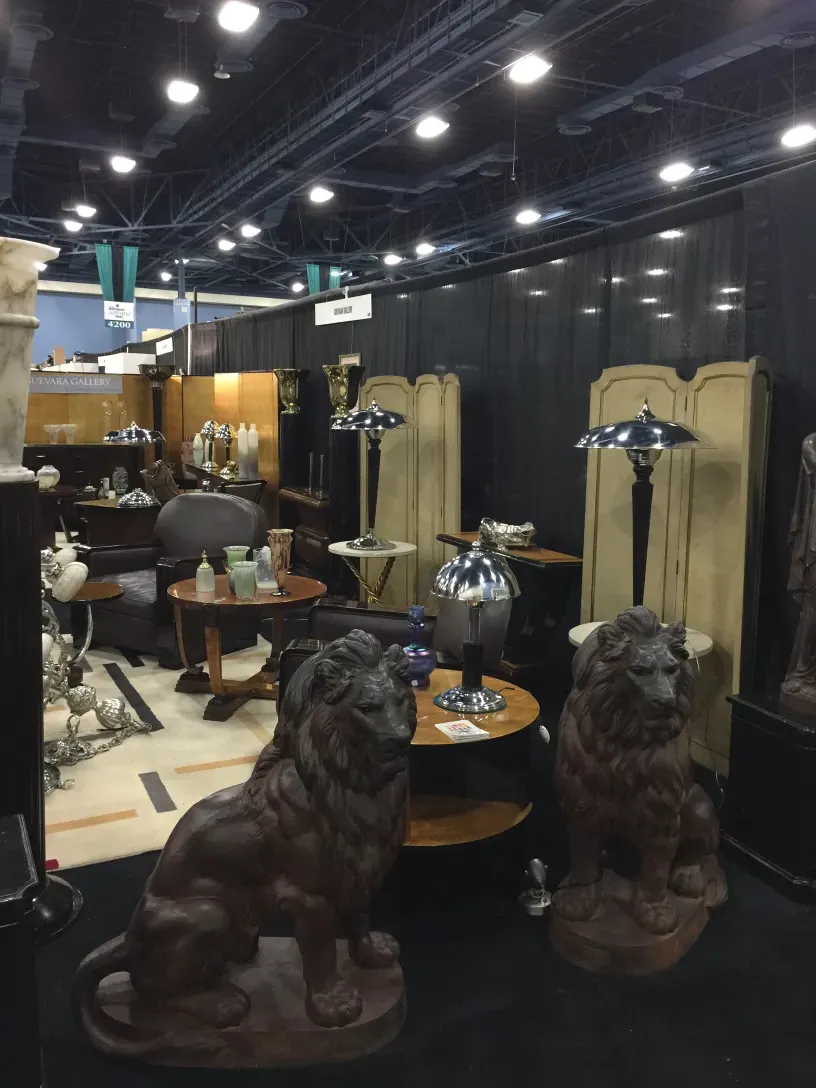 Due tavolini antichi con gambe decorative in un ambiente elegante