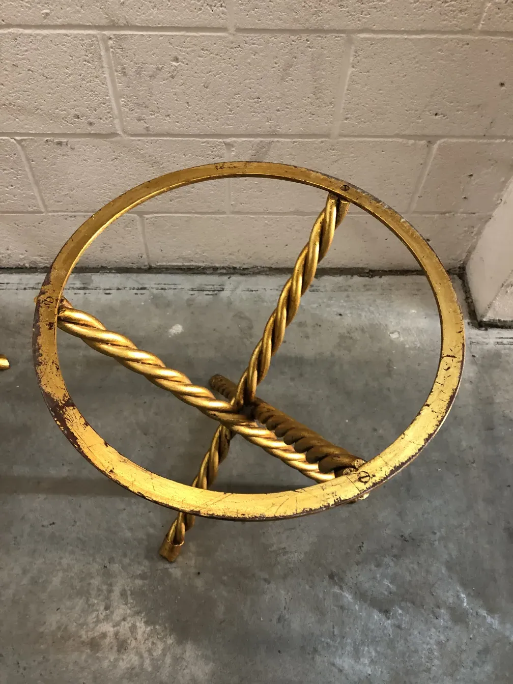 Vue de dessus de deux petites tables anciennes avec des détails élégants