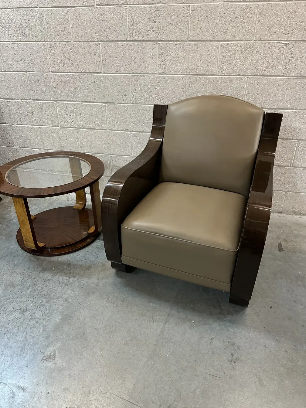 zwei antike kleine Tische mit elegantem Design neben einem Sessel