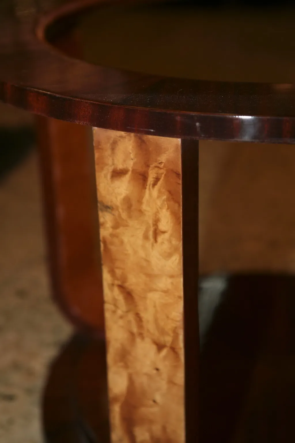 Duas mesinhas antigas com um design clássico em um ambiente elegante.