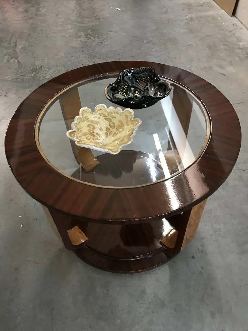 Deux petites tables anciennes avec décoration dans un cadre neutre