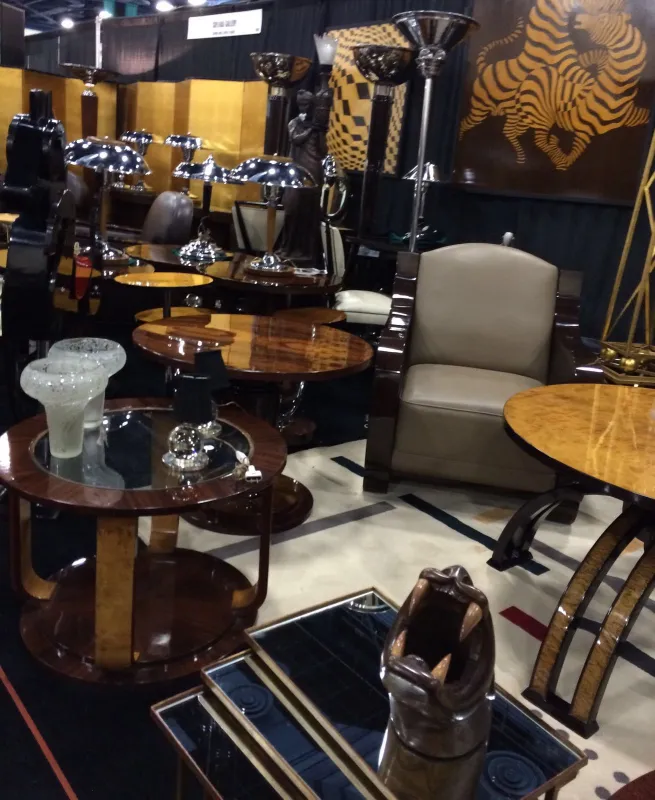 due tavolini antichi dal design elegante in un ambiente sofisticato