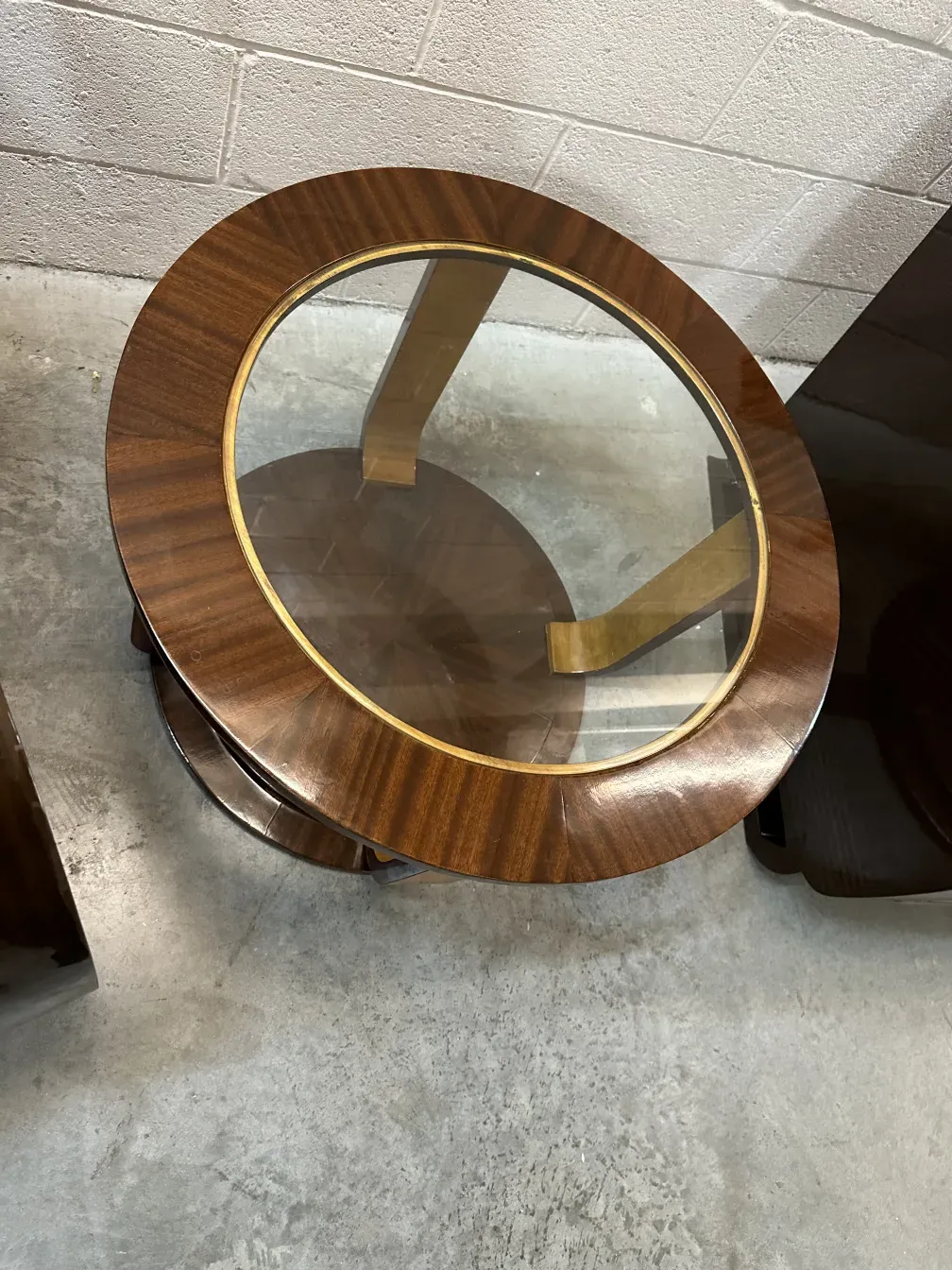 Deux petites tables anciennes avec dessus en verre dans un cadre moderne.