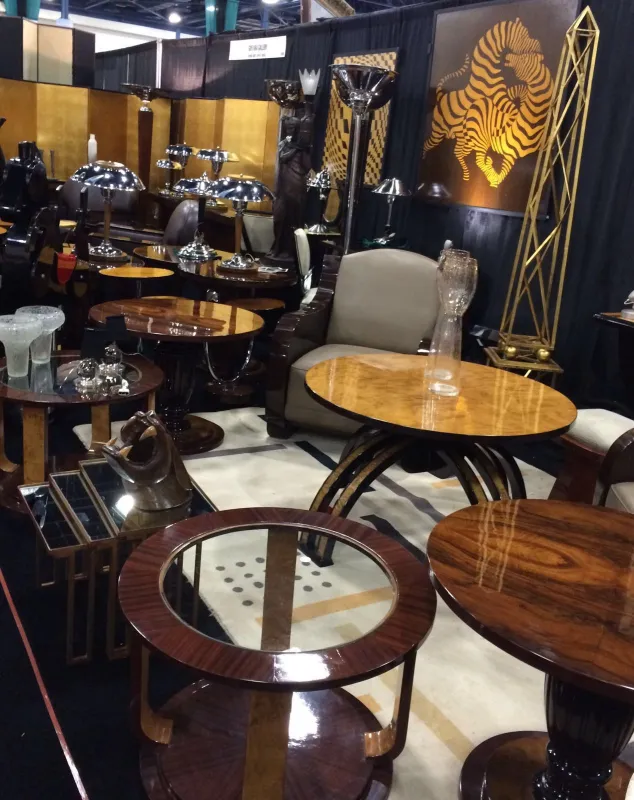 Set di 2 tavolini antichi in un ambiente decorativo