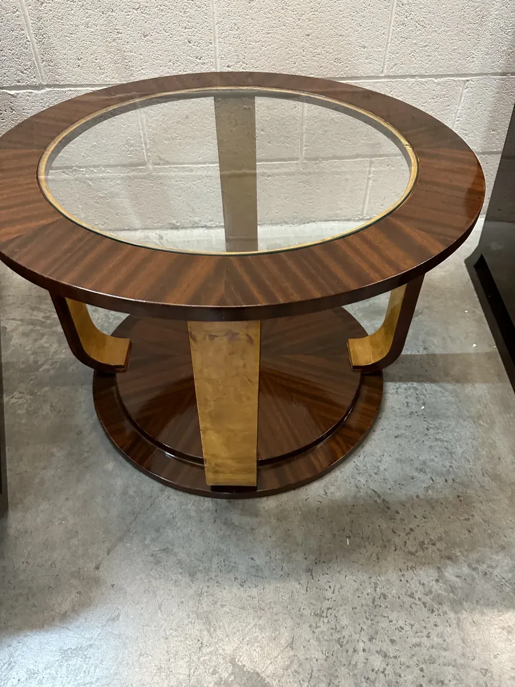 Dos mesitas antiguas de elegante diseño, con detalles preciosos.