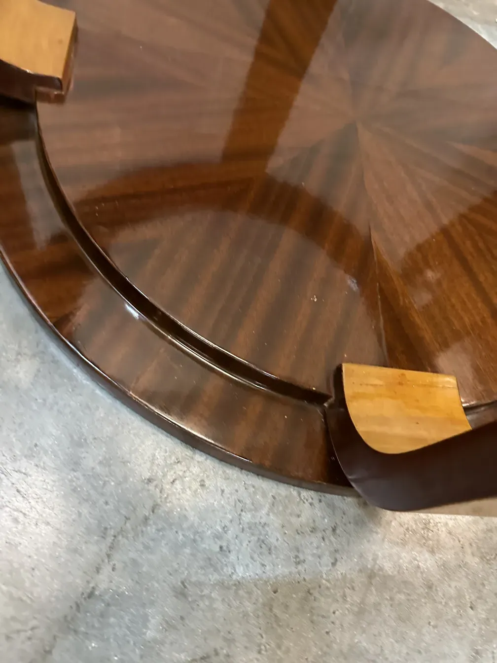 Vista de 2 mesitas antiguas con diseño elegante, en un ambiente acogedor