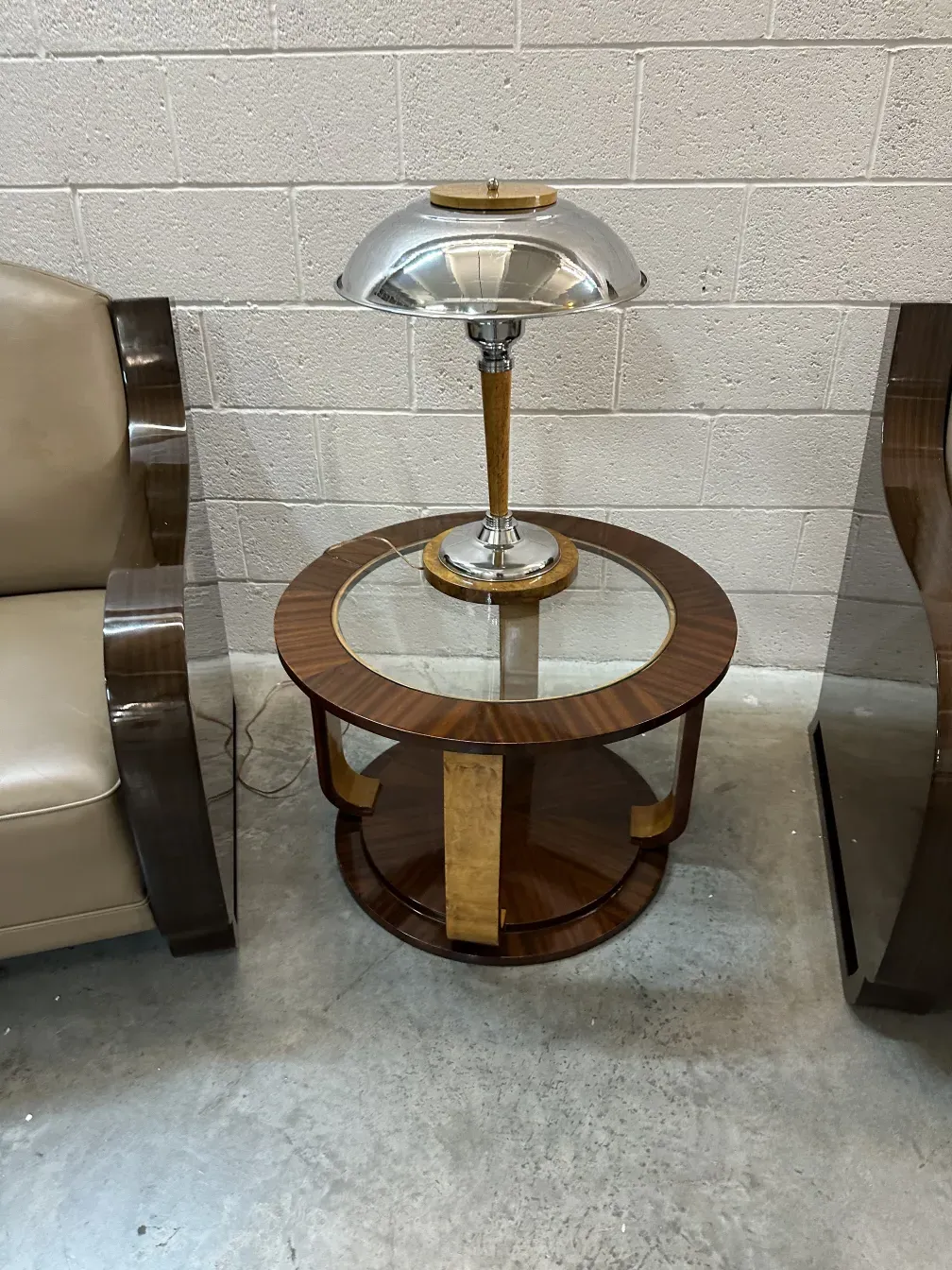 2 petites tables anciennes avec design circulaire et base en métal