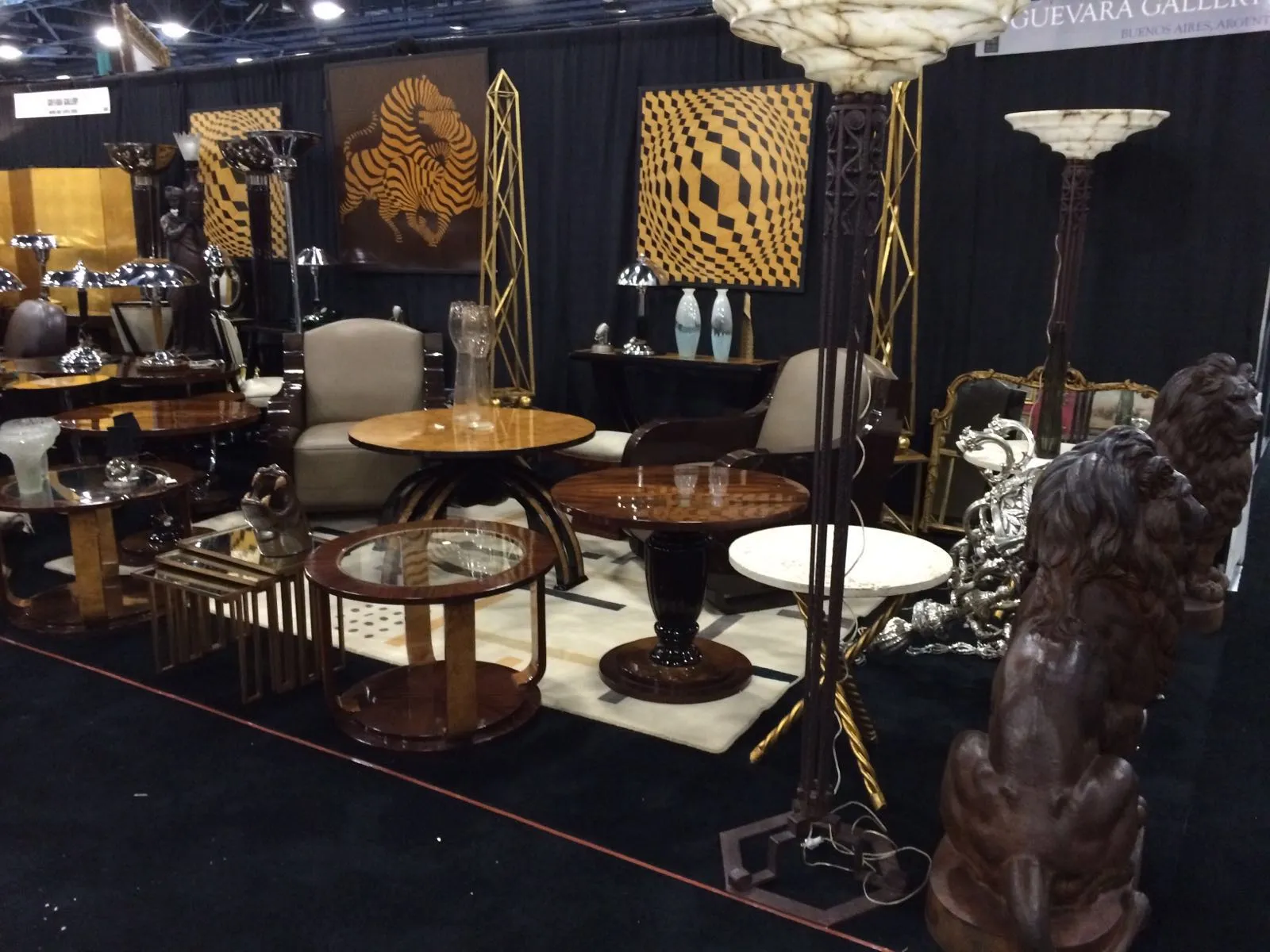 2 mesitas antiguas en un ambiente decorativo con otros objetos