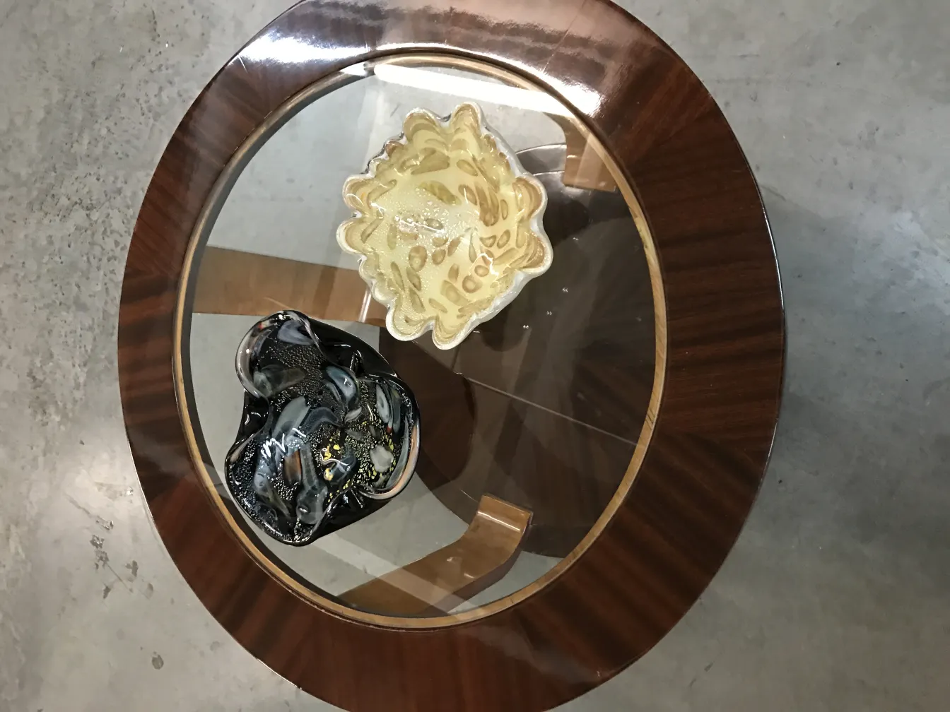 dos antiguas mesitas con decoraciones sobre mesa