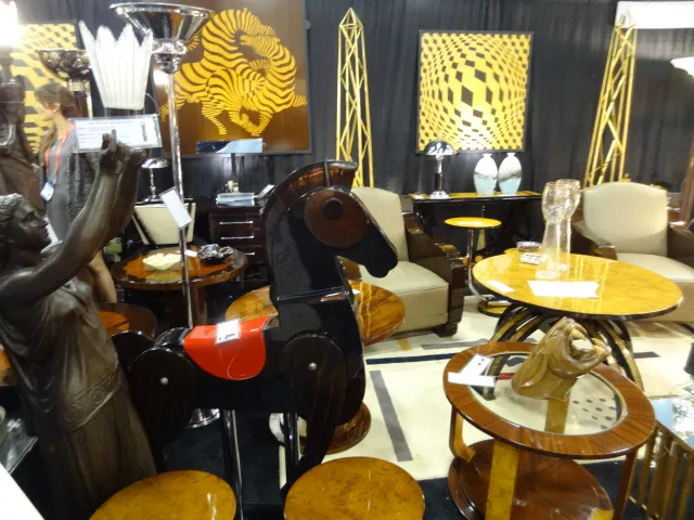 deux petites tables anciennes dans un cadre élégant et moderne