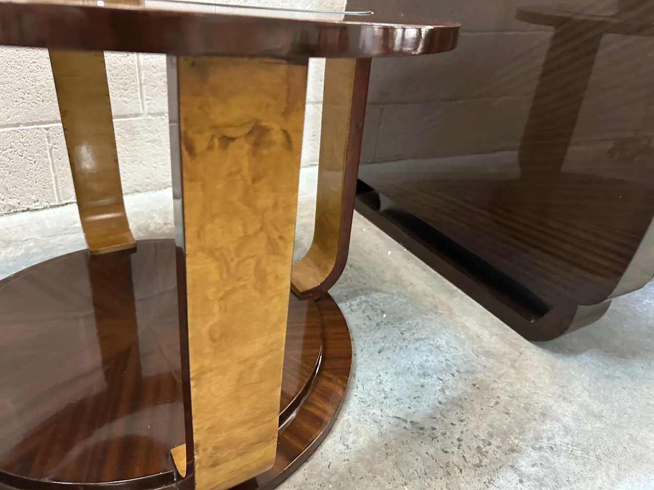 Deux petites tables anciennes avec des bases élégantes et des surfaces lisses